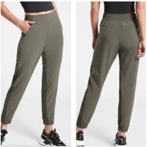 Athleta Brooklyn Textured jogger in Mountain Olive size 4